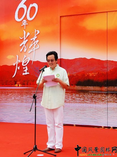 北京市公园绿地协会秘书长景长顺介绍活动内容