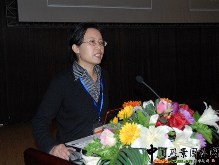 图为北京林业大学园林学院教授、博士生导师董丽在2010年北方苗木供需交流会报告现场