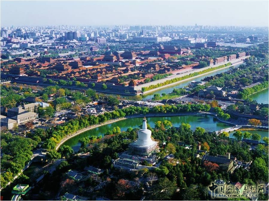 北京�整的紫禁城和中�S��c西�热�海的山水形成了�r明的�Ρ�