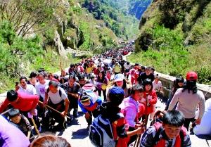 5月1日，大量游客在泰山十八盘步道上步行
