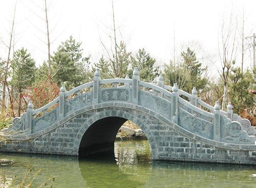 图为合肥园内的青石拱桥“孝肃桥”