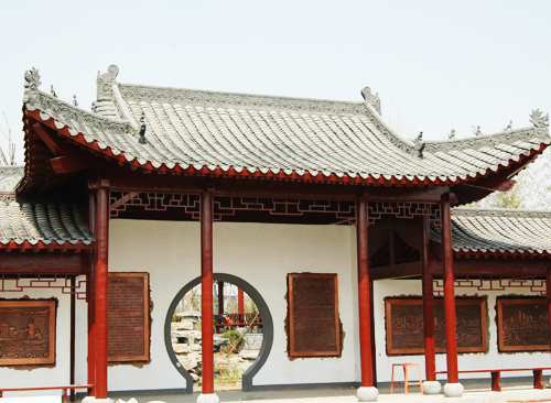 图为悬挂铜板浮雕的“大殿”与“长廊”