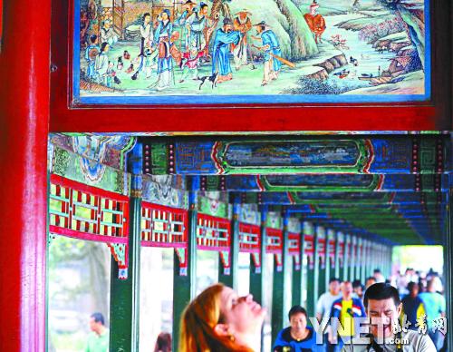  “在颐和园6万平方米古建中，5万平方米的古建绘制了苏式彩画 
