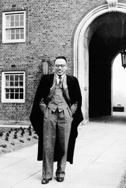 1946年侯仁之在利物浦大学宿舍大楼前（照片由北京大学提供）