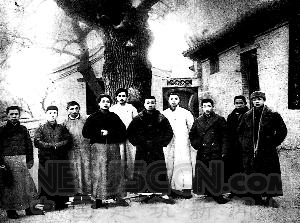 1920年1月毛泽东在陶然亭慈悲庵与部分“复学社”成员合影。