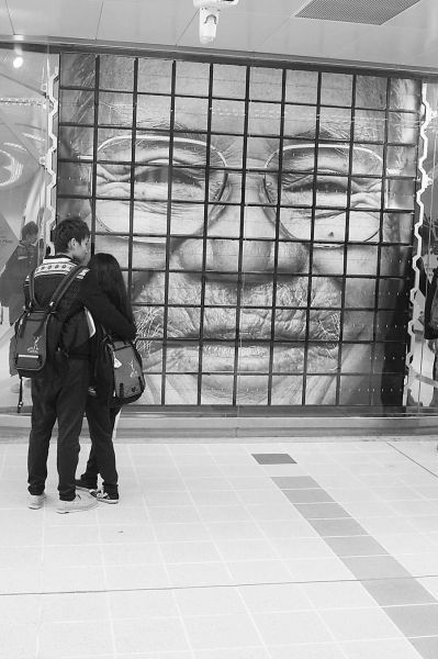 台北101（世贸）站的《相遇时刻》，用翻牌装置不断变换各种图案