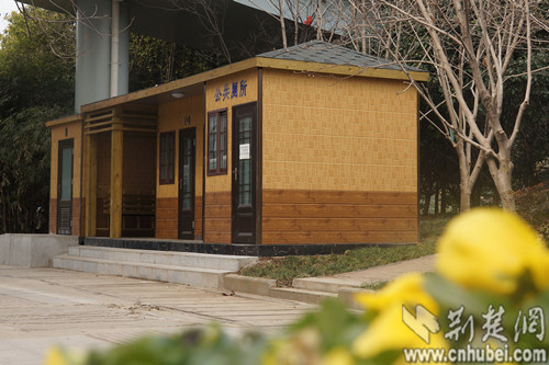 武汉街头建新型景观移动公厕