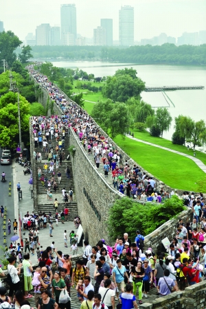 明城墙昨天免费开放，吸引了大量市民和游客