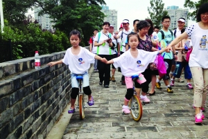 明城墙上骑独轮车的小女孩