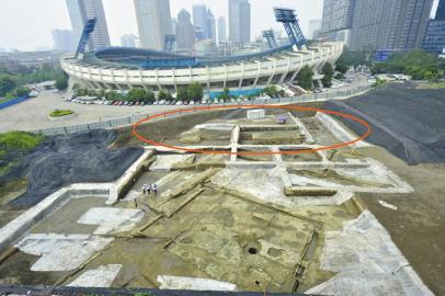 8月18日，成都市东华门遗址新发现的古代河道（画圈处）。