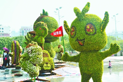 首义广场菊展会场，“园博会”概念的扎景已基本完成