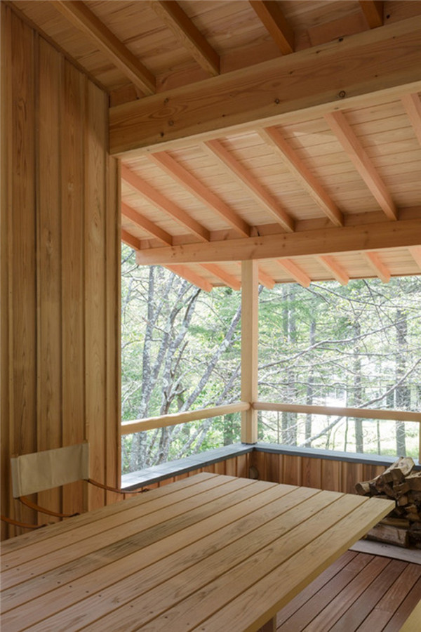 日本：混凝土基座上的林中小屋