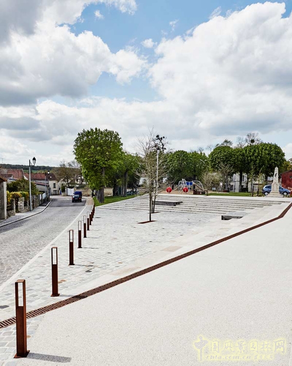 8月17号头条：法国Guitrancourt小镇中心广场改造项目赏析