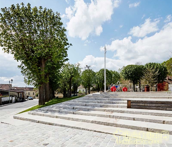 8月17号头条：法国Guitrancourt小镇中心广场改造项目赏析