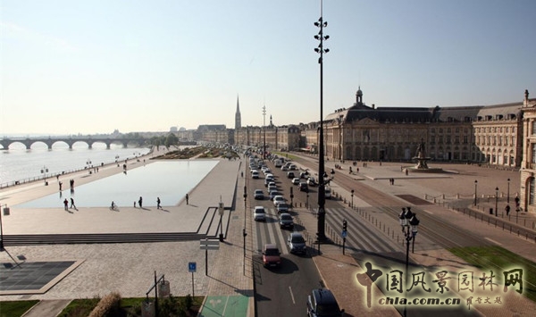 8月24头条：法国波多尔镜面广场项目赏析
