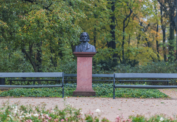 雕塑欣赏：华沙肖邦公园里的雕塑