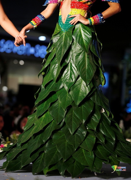 生物时尚展 模特身着植物和可回收物品