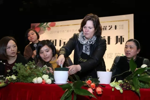 比利时花艺大师在浙江海宁市举办插花讲座
