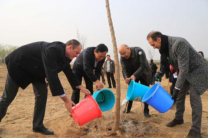 北京：国际森林日举行植树活动