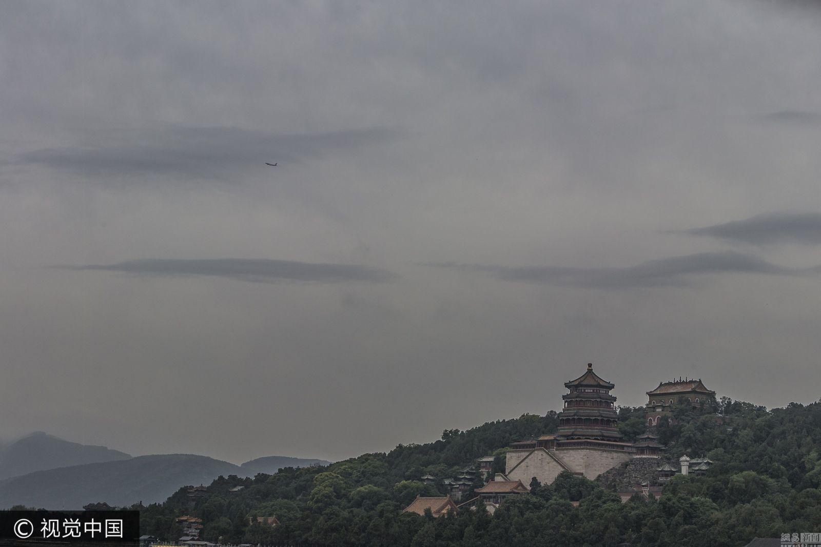 北京雨后云雾缭绕西山 皇家园林宛如水墨图 