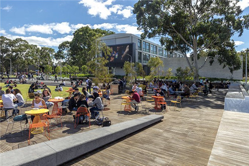 澳大利亚莫纳什大学里充满活力的开放空间