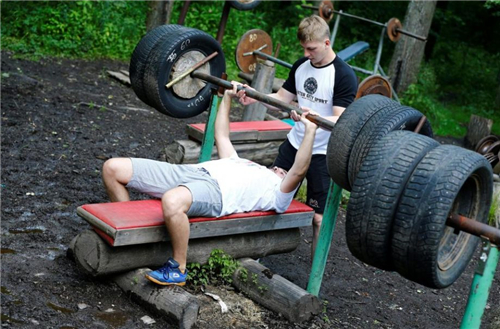 俄罗斯：森林公园里的特殊“健身房”