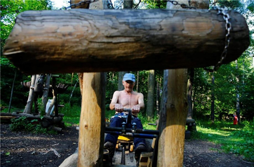 俄罗斯：森林公园里的特殊“健身房”