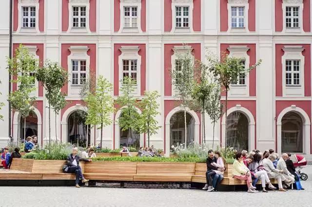 波兰的停车场变广场 公共空间促进社区活力