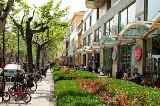 波兰的停车场变广场 公共空间促进社区活力