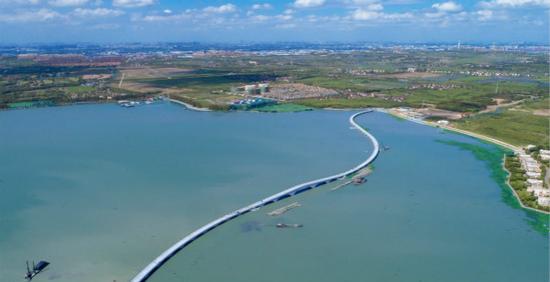上海淀山湖跨湖大桥将竣工 比西湖白堤还长