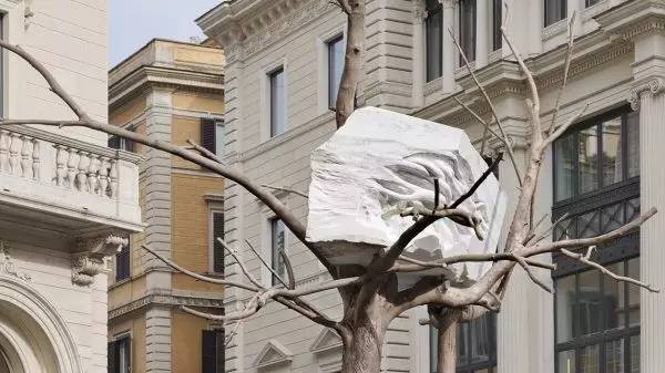 如何在罗马树起一座令人信服的当代雕塑