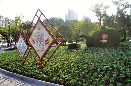 湖北宜昌：公益广告融入景观园林