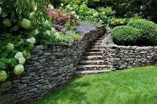一面石头墙，美了一个院子