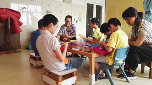 广州市福利院举办脑瘫患儿园艺治疗活动