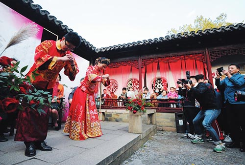 江苏苏州：年轻人爱上园林婚礼