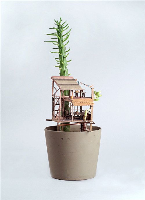 微型树屋雕塑围绕植物，艺术源于生活