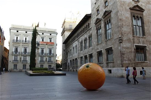 以水果和蔬菜为主题的城市雕塑