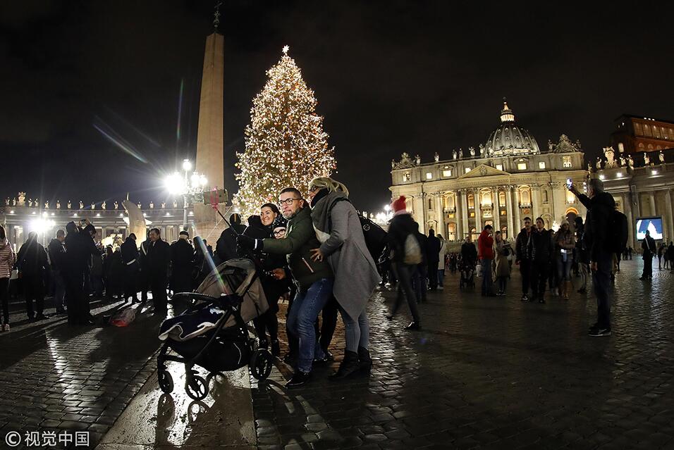 梵蒂冈圣彼得广场圣诞树举行点灯仪式