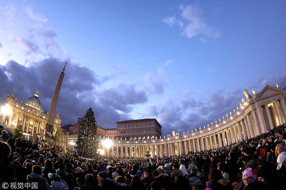 梵蒂冈圣彼得广场圣诞树举行点灯仪式