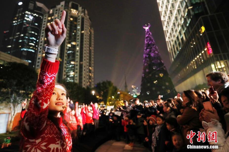 节日气氛浓厚 上海街头“点亮”23米高圣诞树