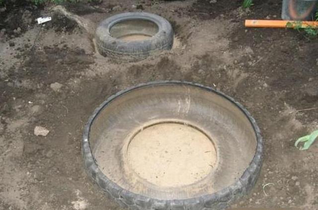女子回收旧车胎宅院建水池