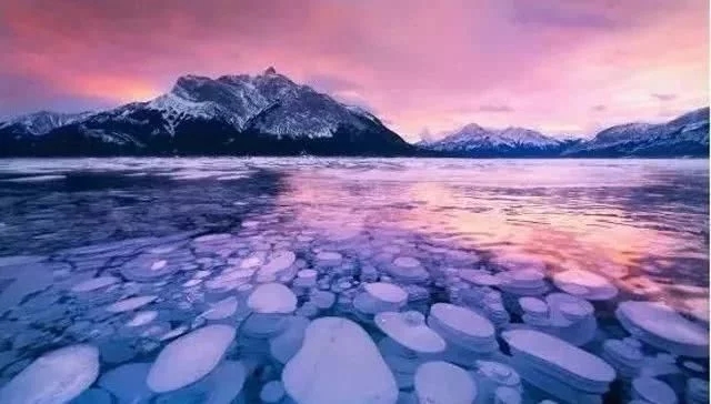 加拿大各地寒冷意外出现太阳光柱的自然景观