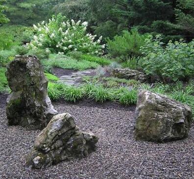充满艺术气息的花园：带有雕塑感的石头