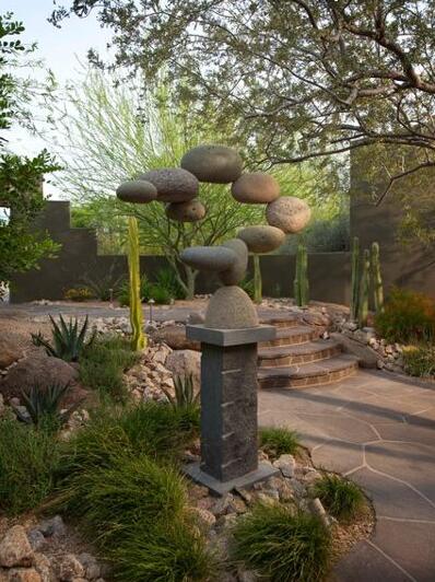 充满艺术气息的花园：带有雕塑感的石头