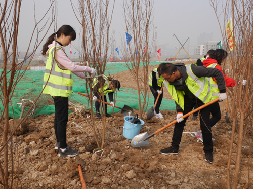 陕西意景园林全员义务植树用行动践行绿色诺言
