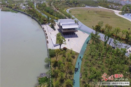江苏扬州古运河畔“长”出生态公园