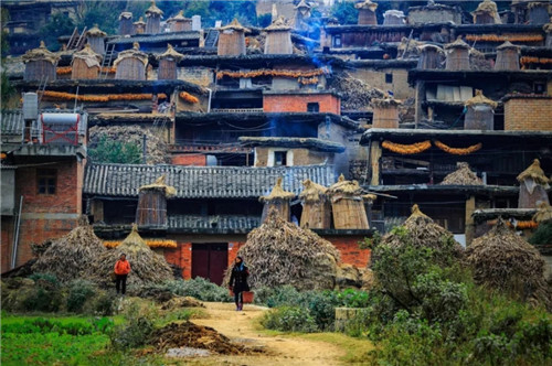 中国最有趣的村庄，邻里之间串门都是走房顶