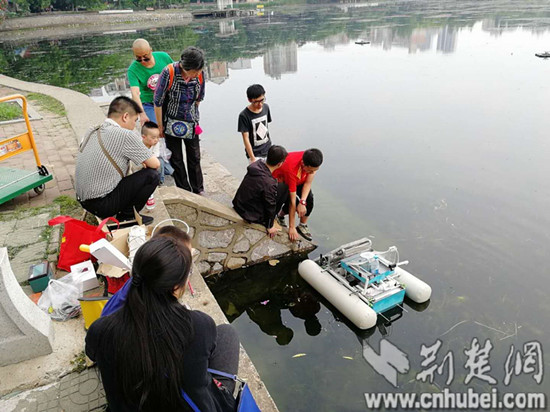 武汉大学生发明填补景观水体清洁设备空白
