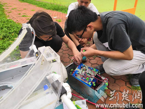 武汉大学生发明填补景观水体清洁设备空白