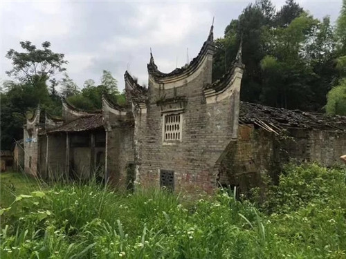 湖南乡村古建筑遭受风雨侵袭